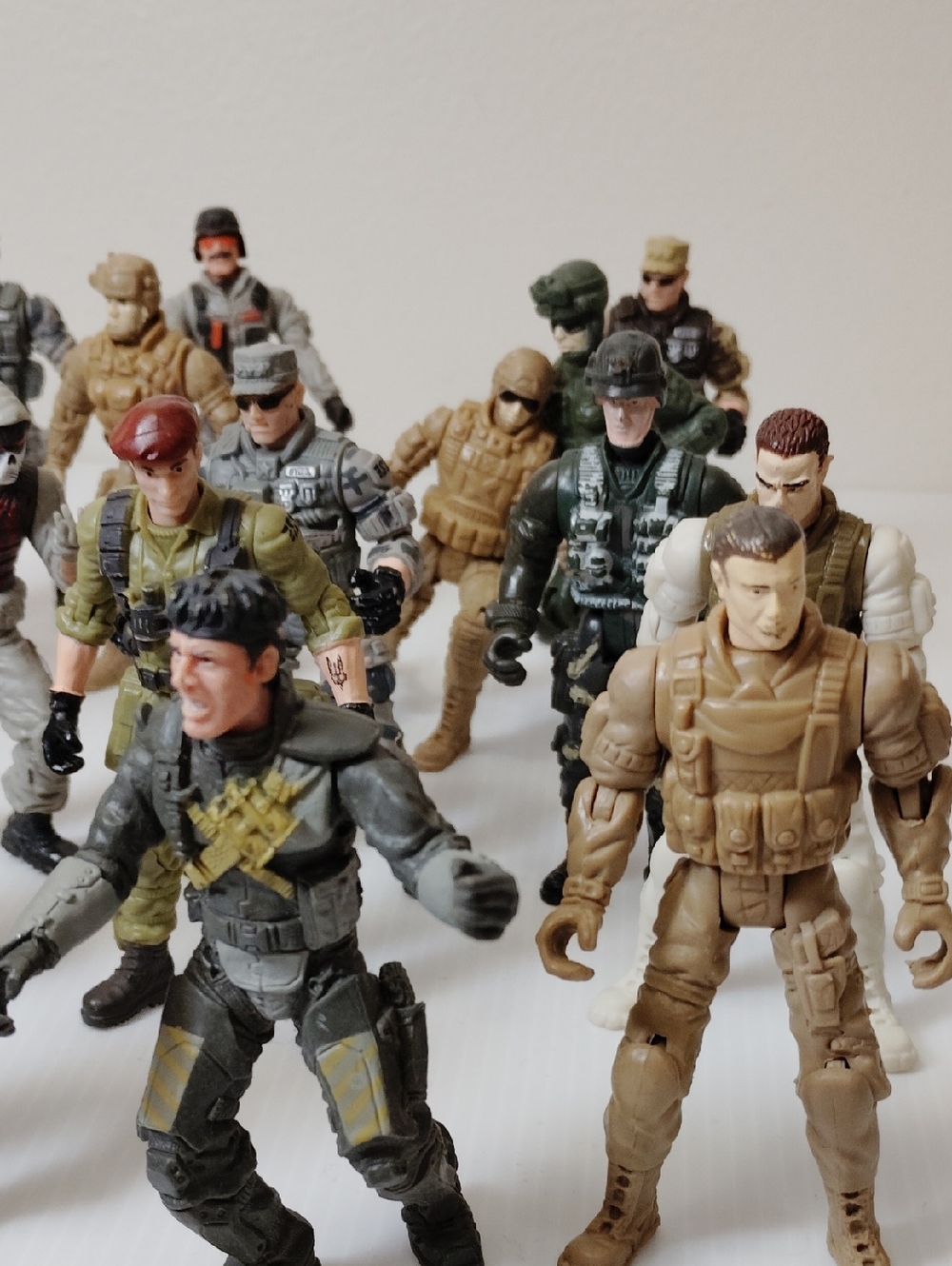 24! Military Action Figures Set - Assorted Green, Tan, White, Black And Weapons - Picture 7 of 12